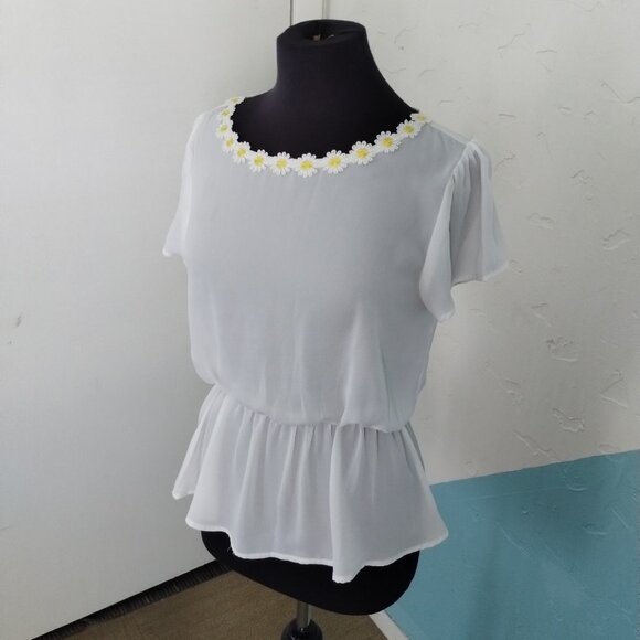 a'gaci White Daisy Embroidered Peplum Flowy Top - Picture 2 of 5